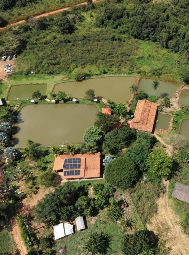 Vista aérea dos lagos e da estrutura do Pesqueiro Recanto da Pirarara