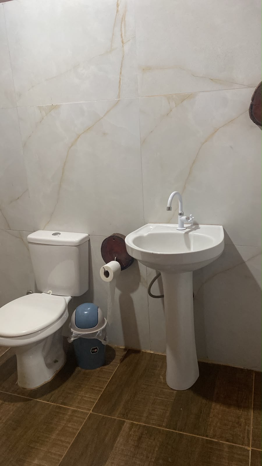 Banheiro privativo do Chalé do Lago, com vaso sanitário e pia
