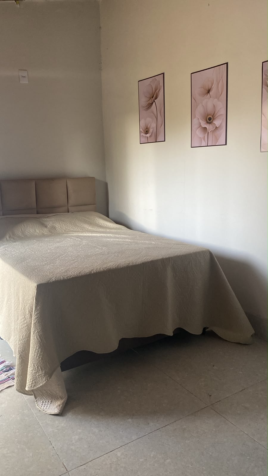 Quarto do Chalé do Pescador, com cama de casal e quadros na parede