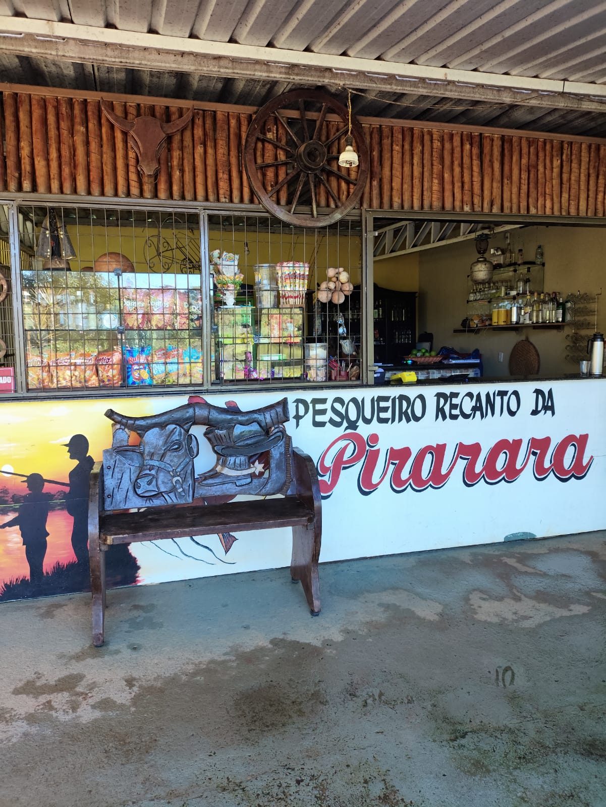 Fachada e bar do Pesqueiro Recanto da Pirarara