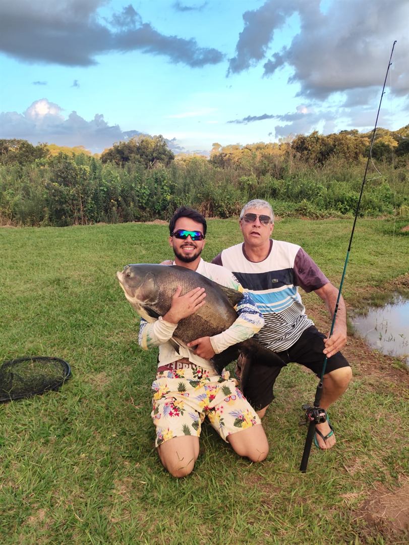Amigos comemorando grande peixe fisgado