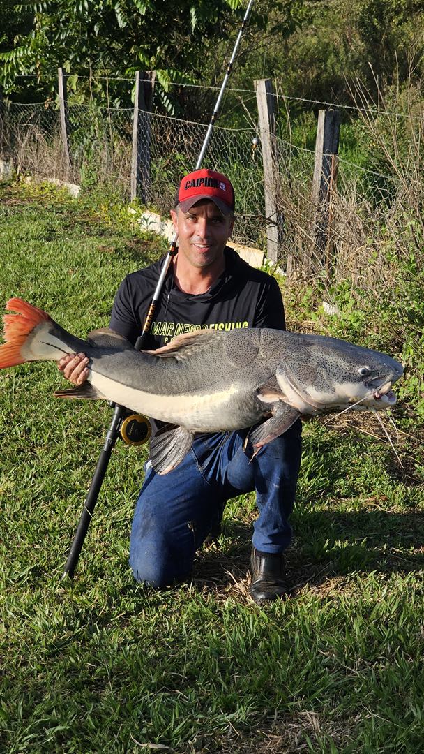 Pescador exibindo grande Pirarara fisgada no Recanto da Pirarara